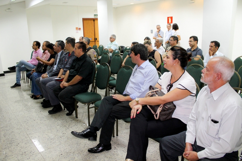 Imagem Reunião entre entidades e órgãos públicos para mobilização de enfrentamento permanente contra os ambulantes ilegais - 16 de Março de 2017