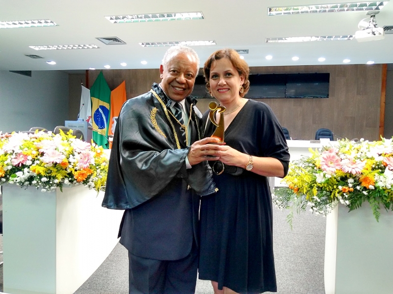 Imagem Presidente da CDL Divinópolis recebe Troféu Orfeu.