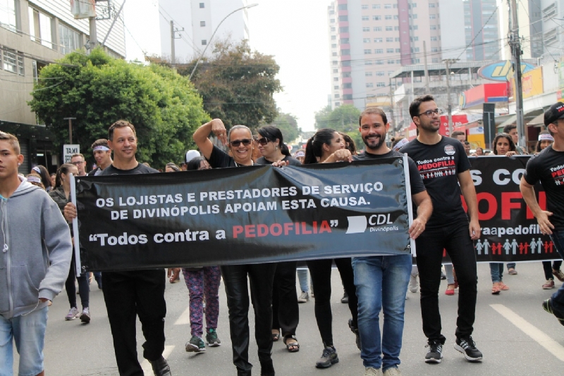 Imagem Equipe da CDL Divinópolis participa da Caminhada Contra a Pedofilia